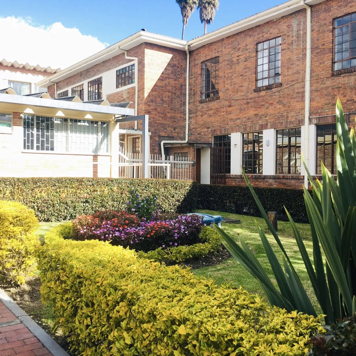 Jardín y zona verde empresarial con mantenimiento