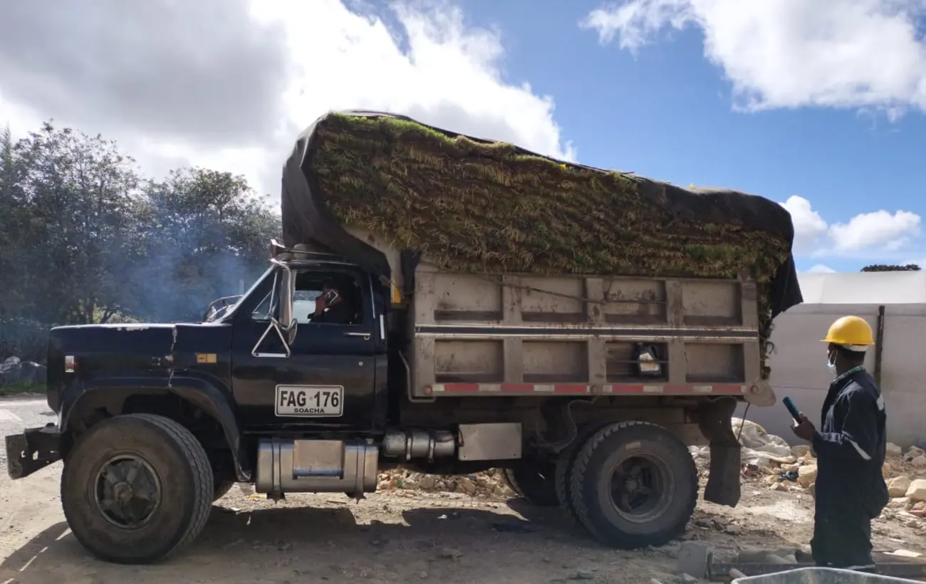Transporte de cespedón natural para un proyecto de empradización